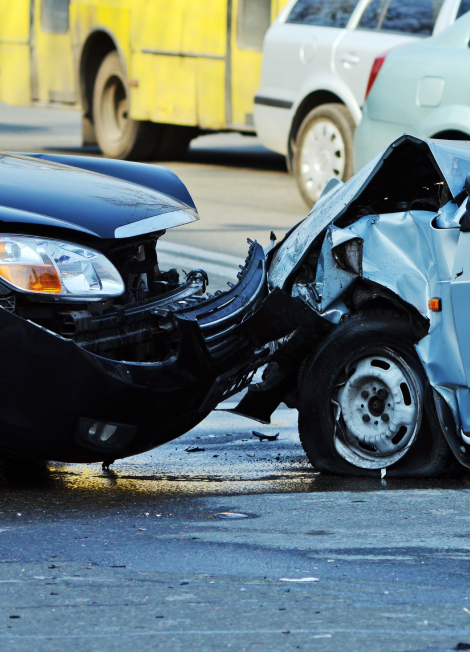 Accidente de tráfico con dos coches implicados en una calle de la ciudad